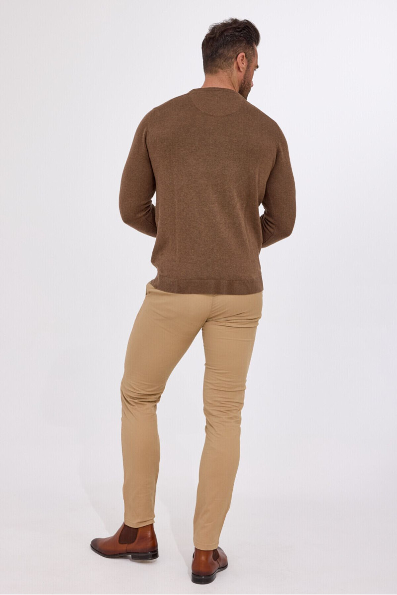 Tył brązowego swetra męskiego Villaro, gładka dzianina o naturalnym połysku.