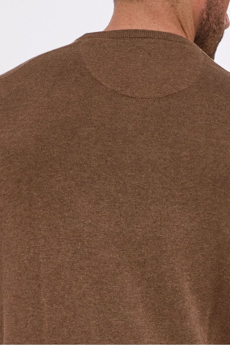 Tył brązowego swetra męskiego - detal, kark