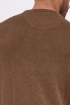 Tył brązowego swetra męskiego - detal, kark