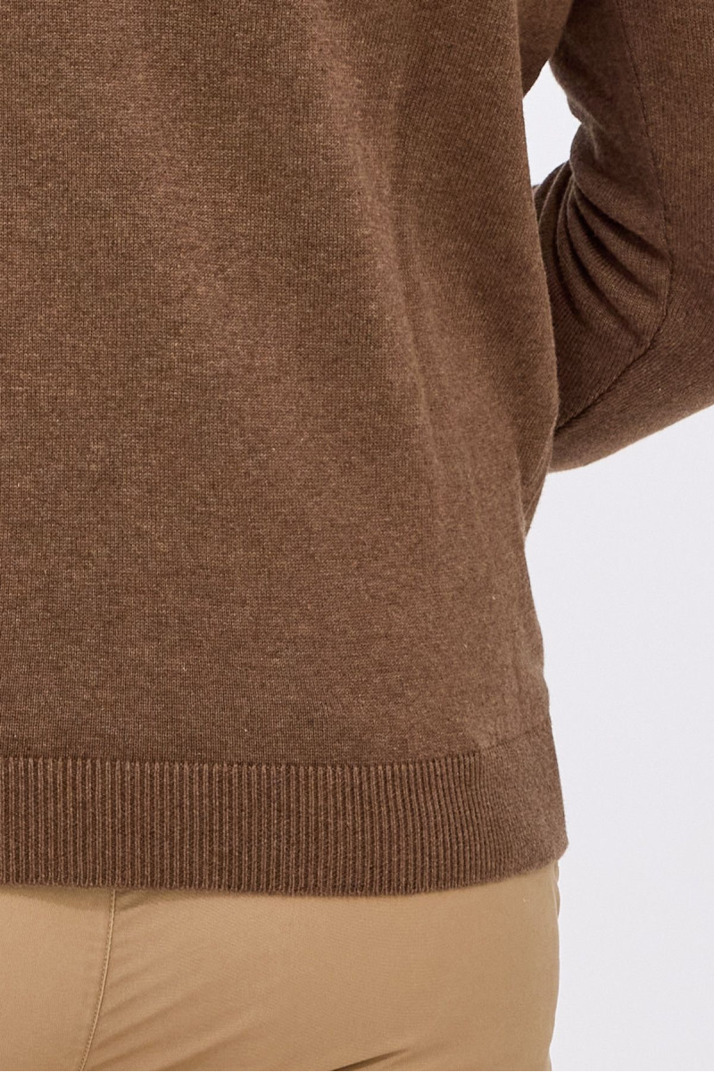 Zbliżenie na ściągacz – klasyczne wykończenie w stylu casual eleganckim.