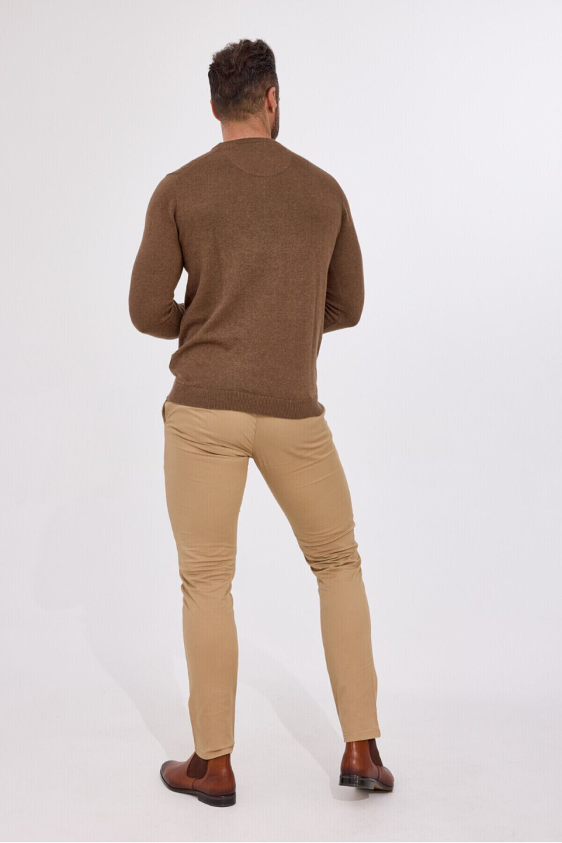 Tył brązowego swetra męskiego
