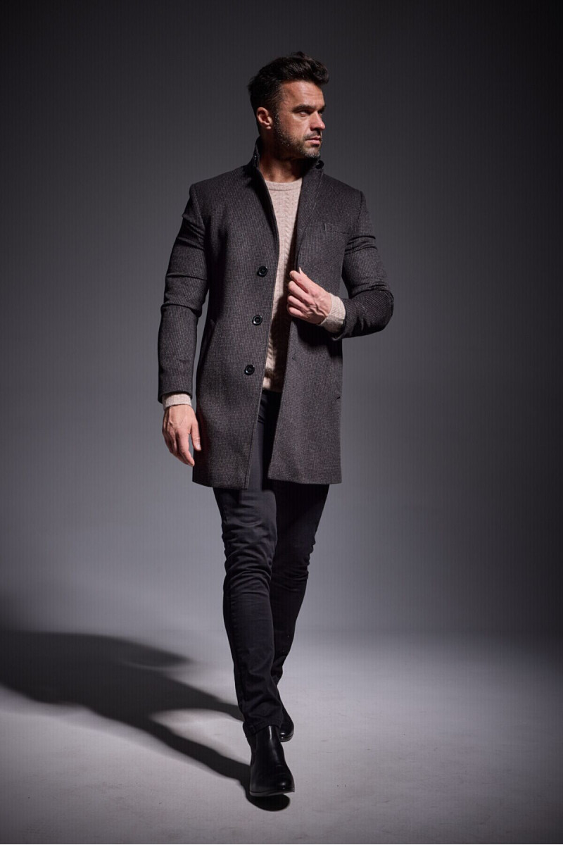 Brązowy płaszcz męski z wełny – slim fit, wzór pepitka | Villaro