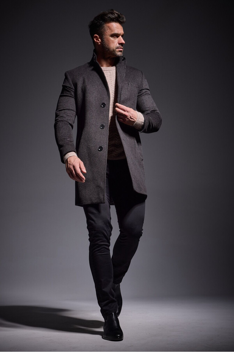 Brązowy płaszcz męski z wełny – slim fit, wzór pepitka | Villaro