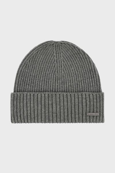 szara czapka wywijana