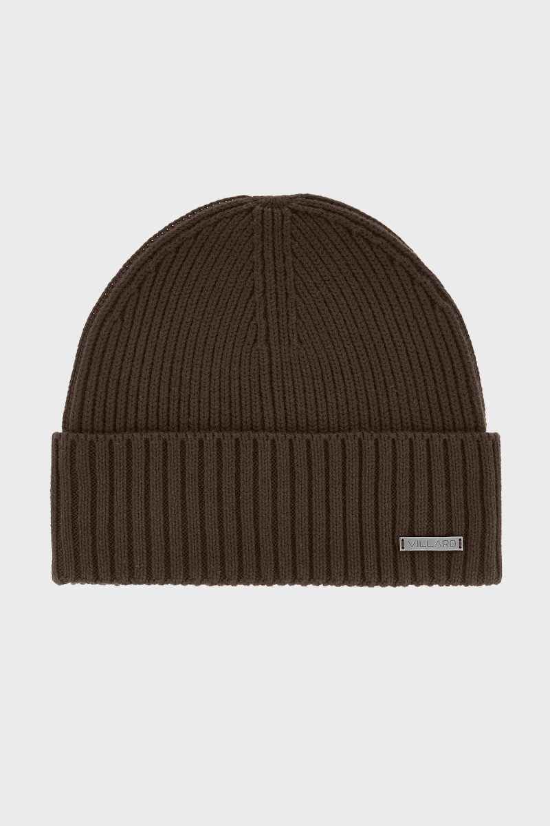 Brązowa męska czapka zimowa VILLARO z prążkowanej dzianiny i metalową naszywką.