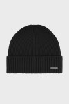 Czarna czapka zimowa VILLARO z prążkowanej dzianiny i metalową naszywką.