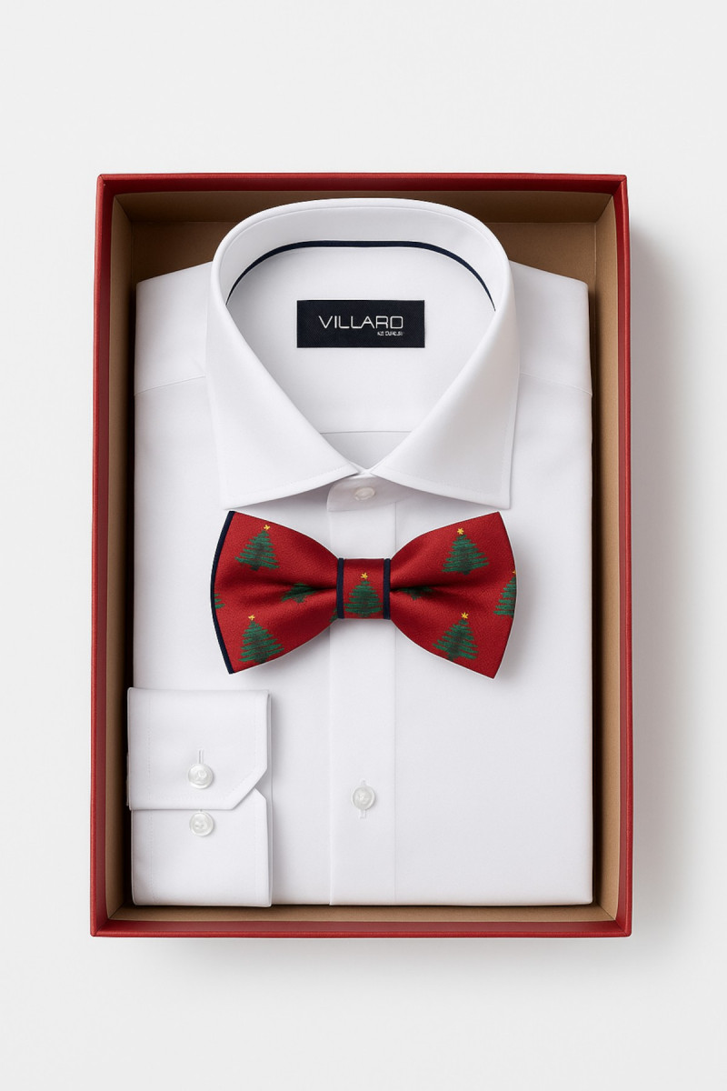 prezent świąteczny, biała koszula z mucha w choinki