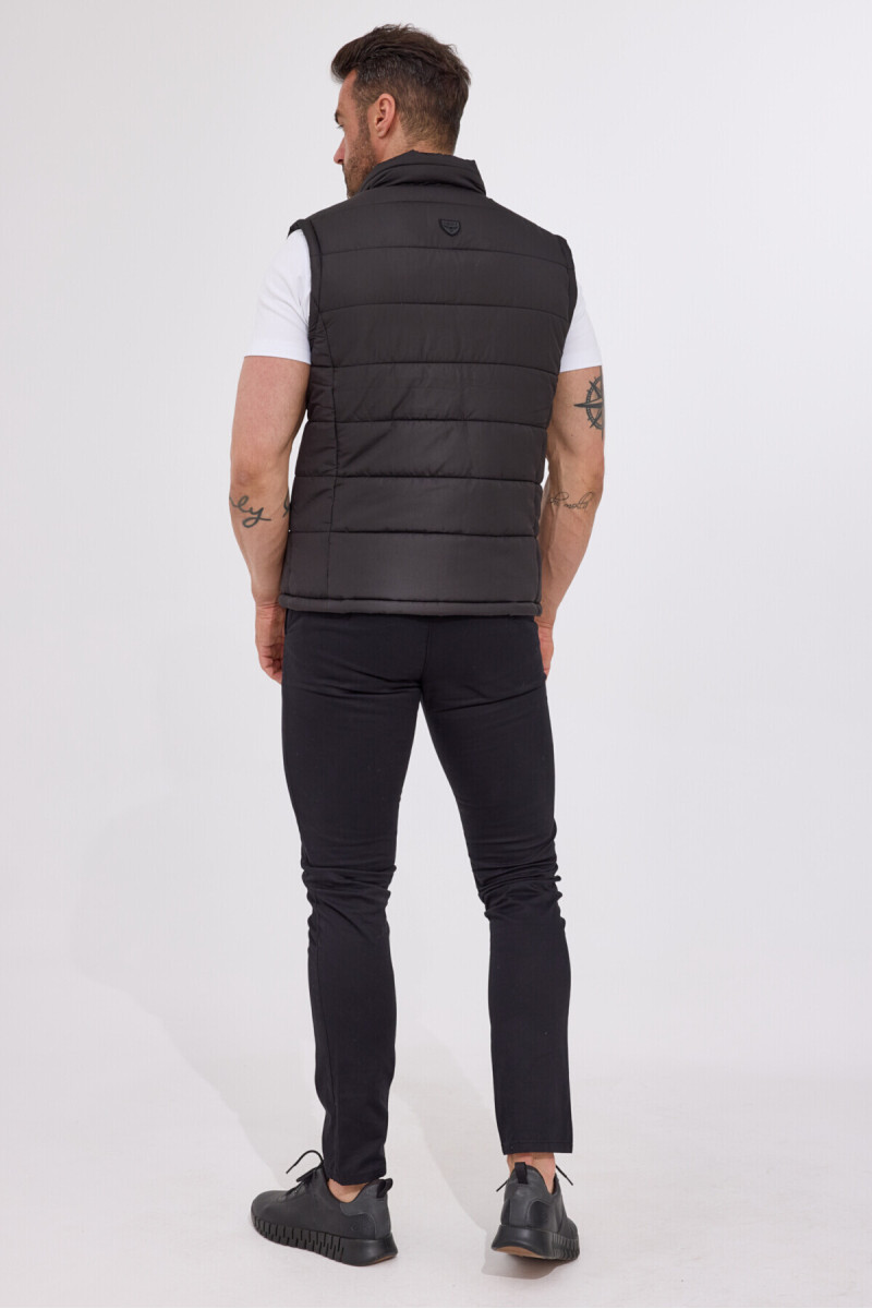 męska kamizelka pikowana czarna ze stójką tył