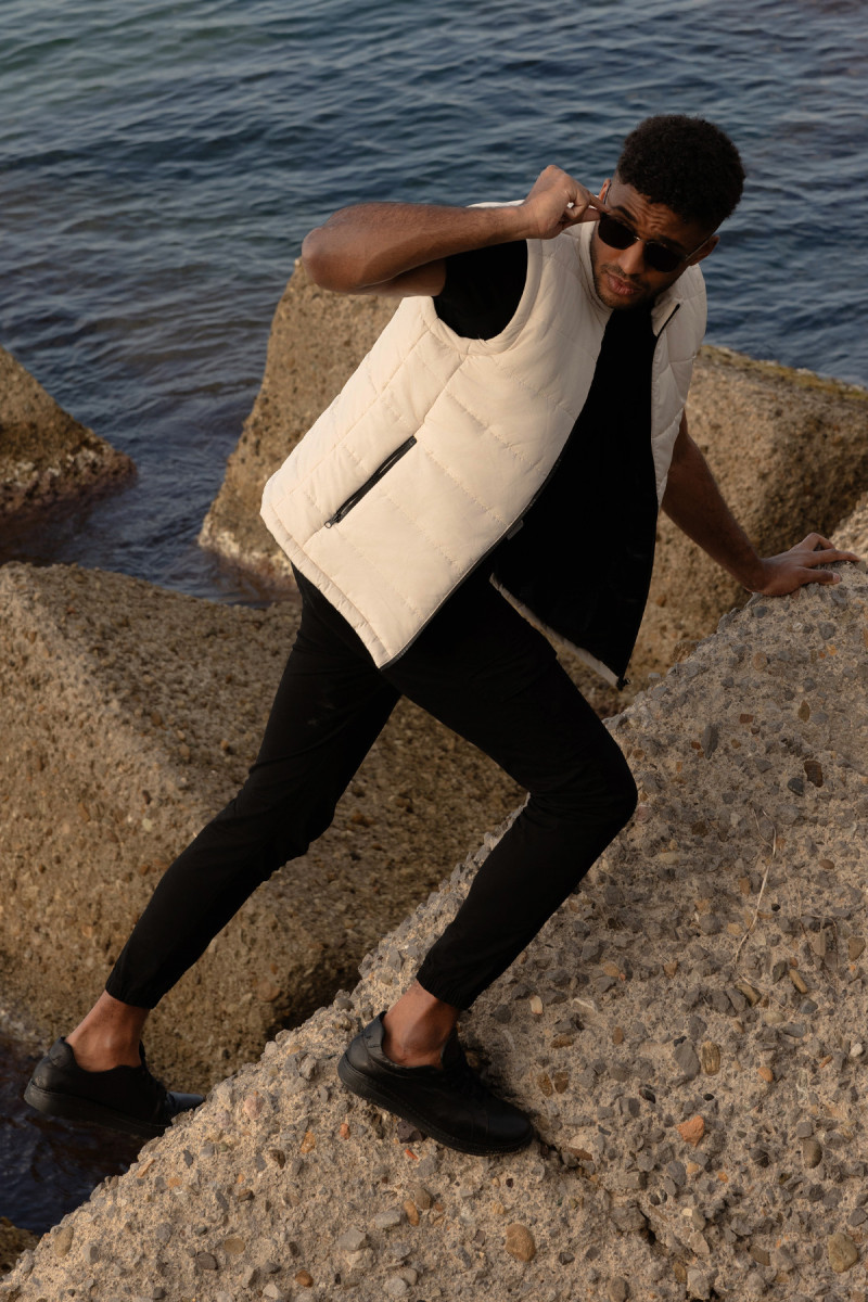 pikowany bezrękawnik męski stylizacja