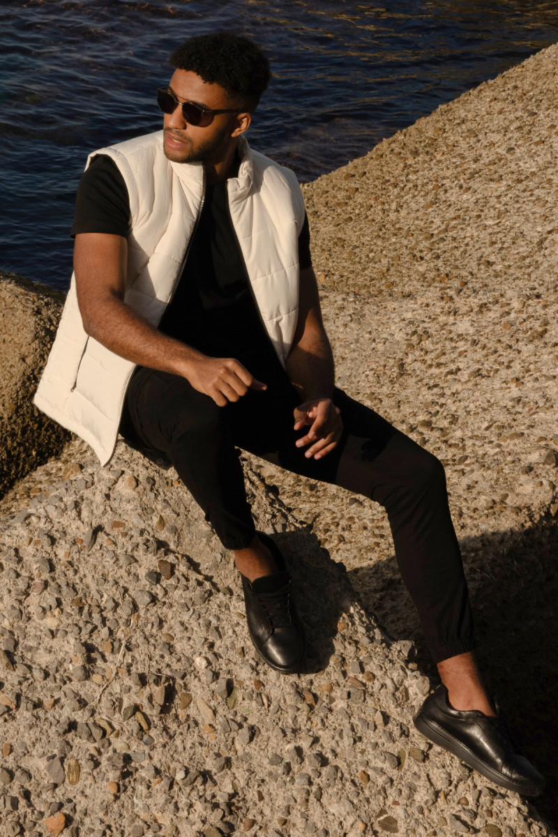 pikowany bezrękawnik męski ecru stylizacja z ciemnymi spodniami