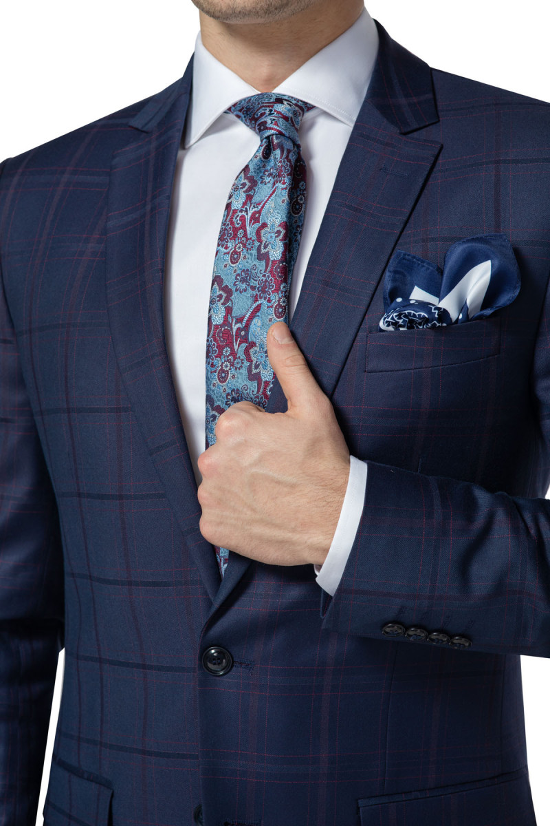 dodatkowa mała kieszeń w granatowej marynarce