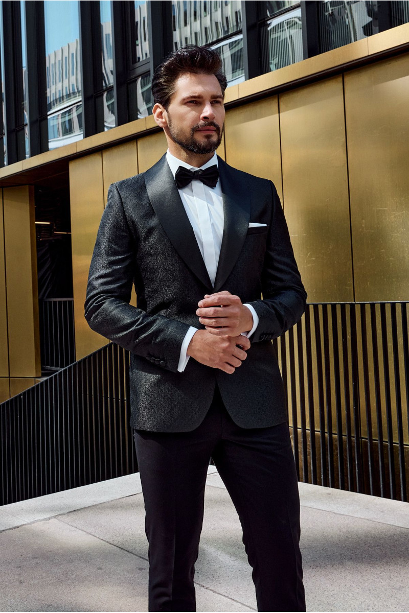 czarna marynarka smokingowa stylizacja z białą koszulą