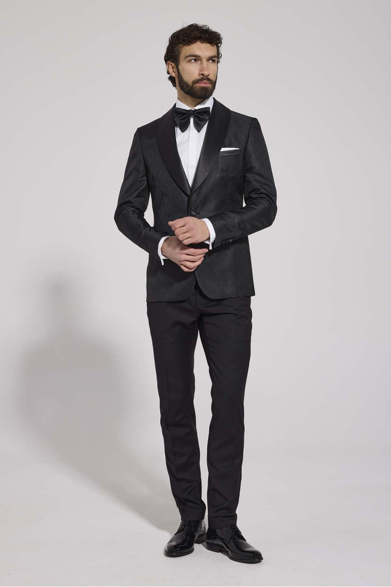 czarny smoking na galę