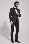 czarny smoking  cała sylwetka