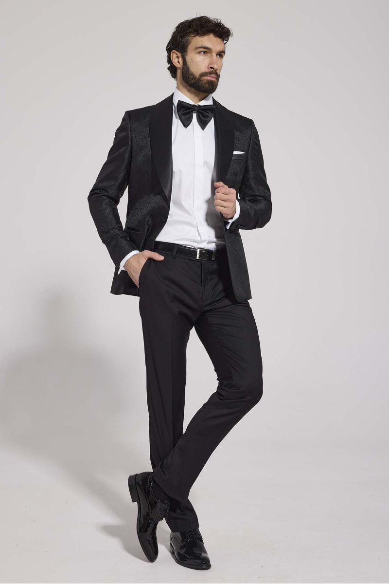 czarna marynarka smokingowa żakardowa na sylwetce