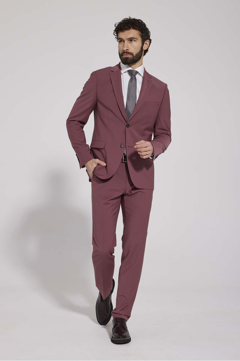 bordowy garnitur męski na sylwetce slim fit