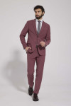 bordowy garnitur męski na sylwetce slim fit