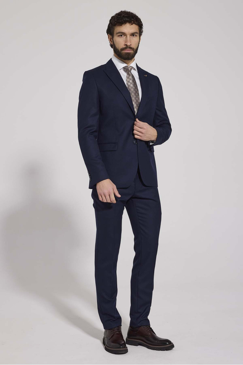 granatowy garnitur męski na sylwetce stylizacja biznesowa