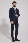 granatowy garnitur męski na sylwetce stylizacja biznesowa