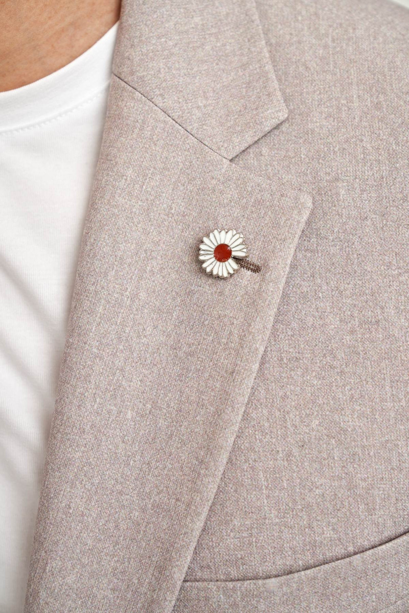 Ozdobny detal marynarki wizytowej beżowej Villaro