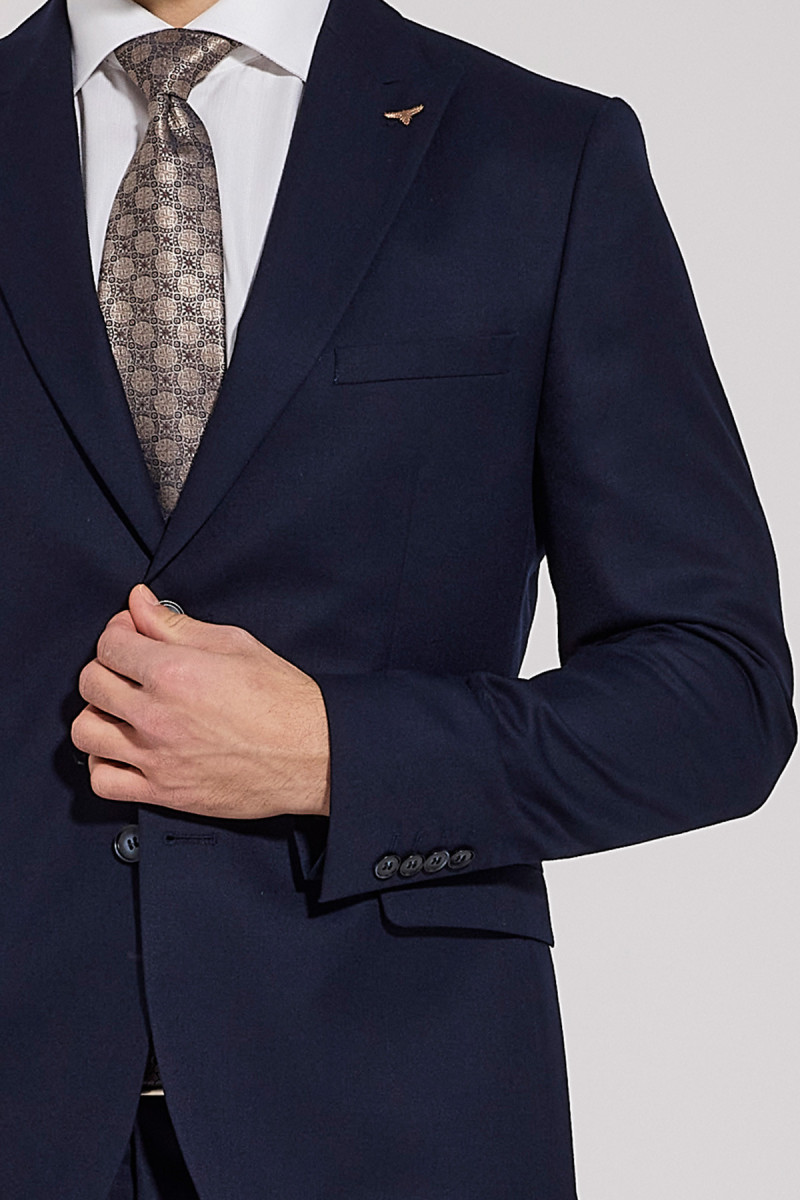 granatowy garnitur męski detal