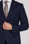 granatowy garnitur męski detal