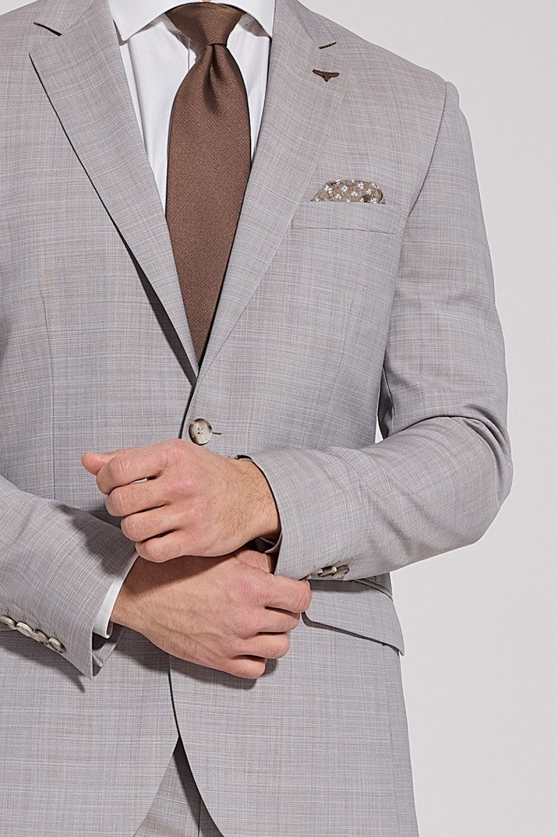 Beżowy garnitur męski detal