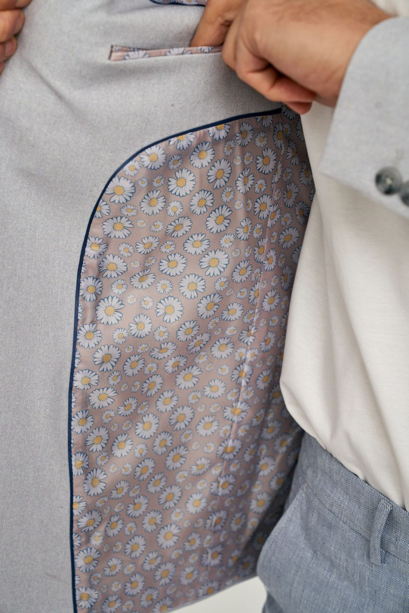 Wnętrze marynarki VILLARO pastelowa podszewka z motywem rumianków