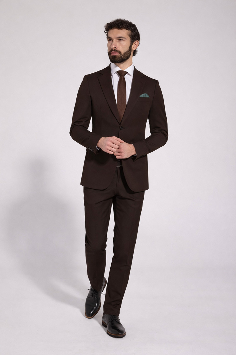 elegancki brązowy garnitur męski styl biznesowy