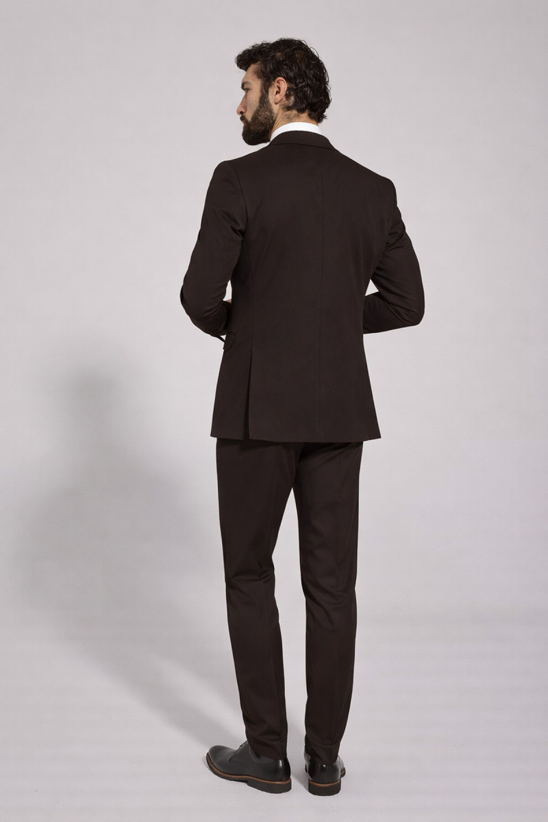 brązowy garnitur męski styl elegancki tył