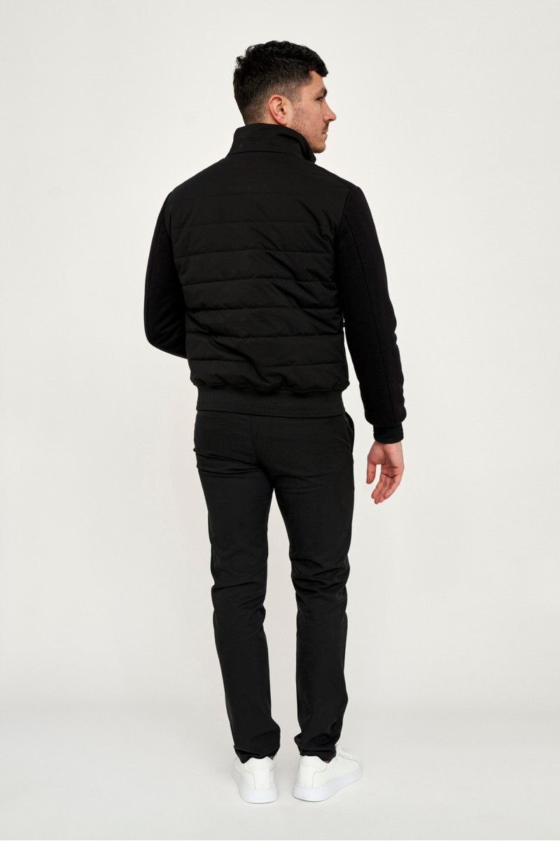męska czarna kurtka przejściowa widok z tyłu