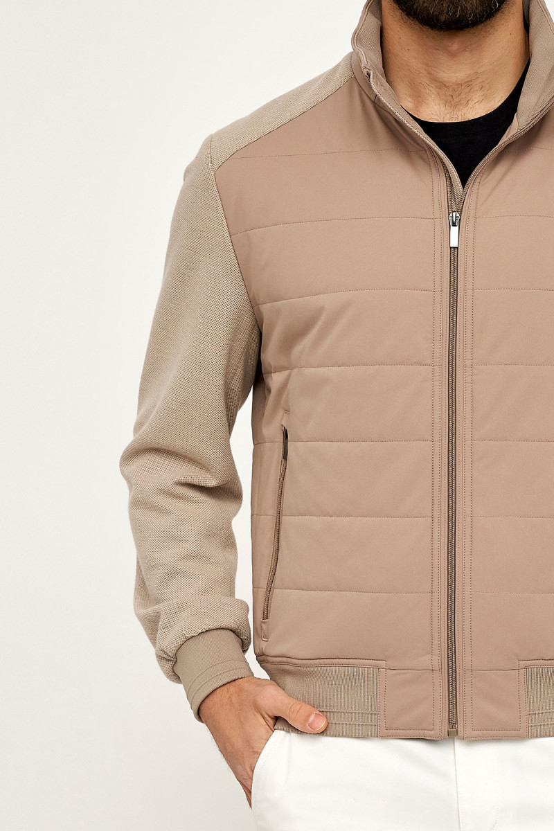 beżowa kurtka męska casual detal zamka i ściągacza