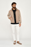 przejściowa kurtka męska w kolorze beżowym styl sportowy