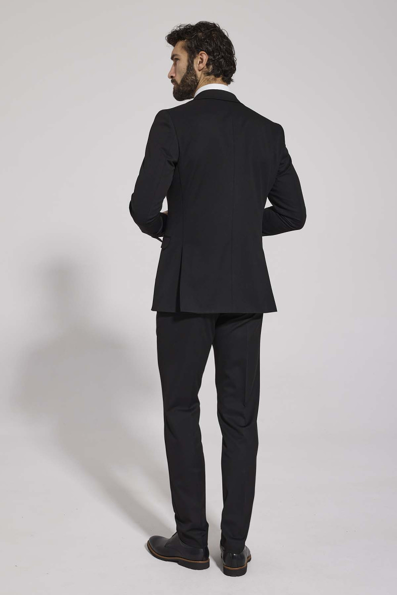 czarny garnitur męski styl elegancki tył