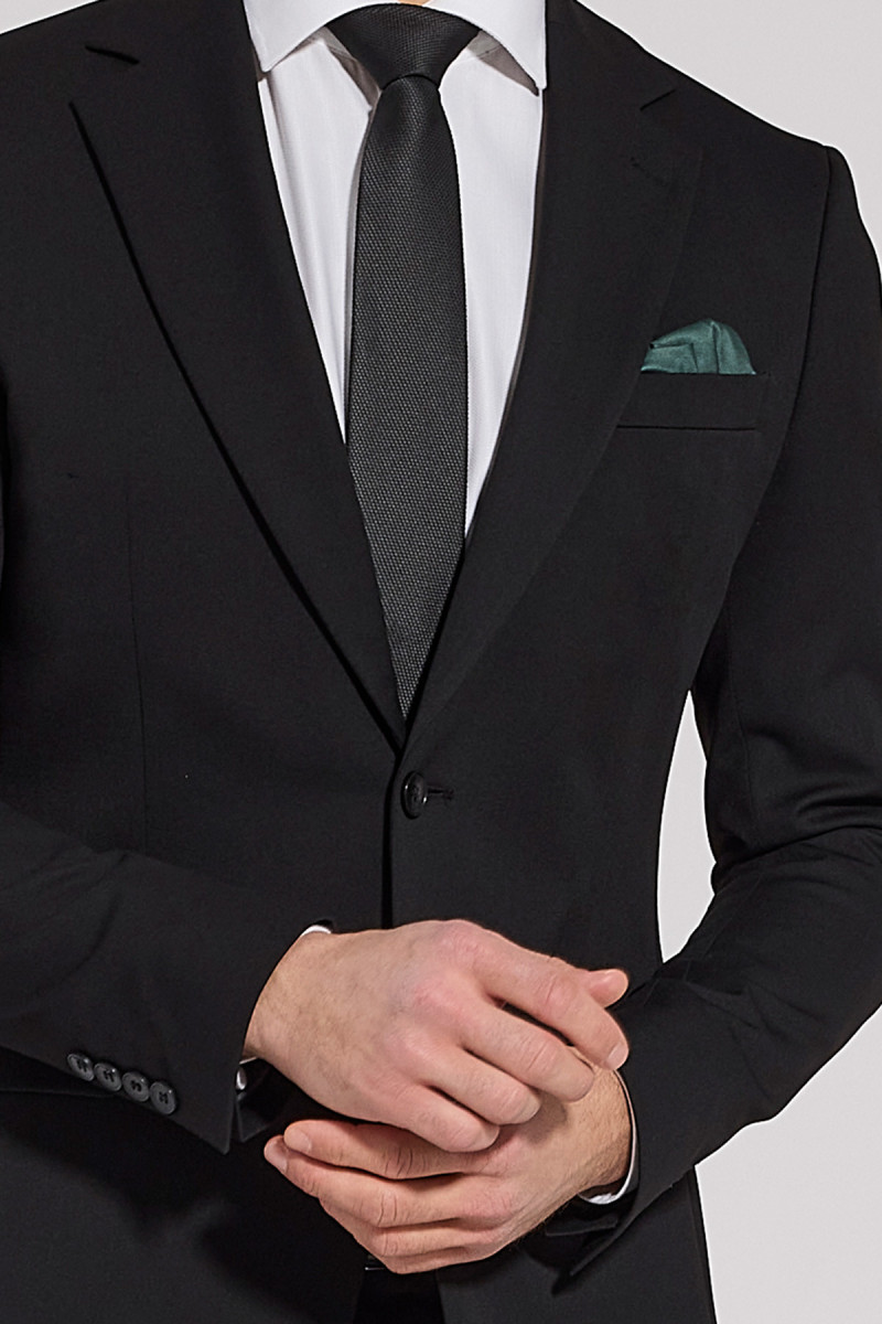 czarny garnitur męski detal
