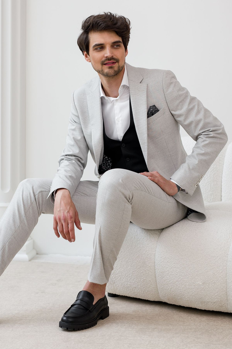 szary garnitur stylizacja biznesowa z ciemną kamizelką