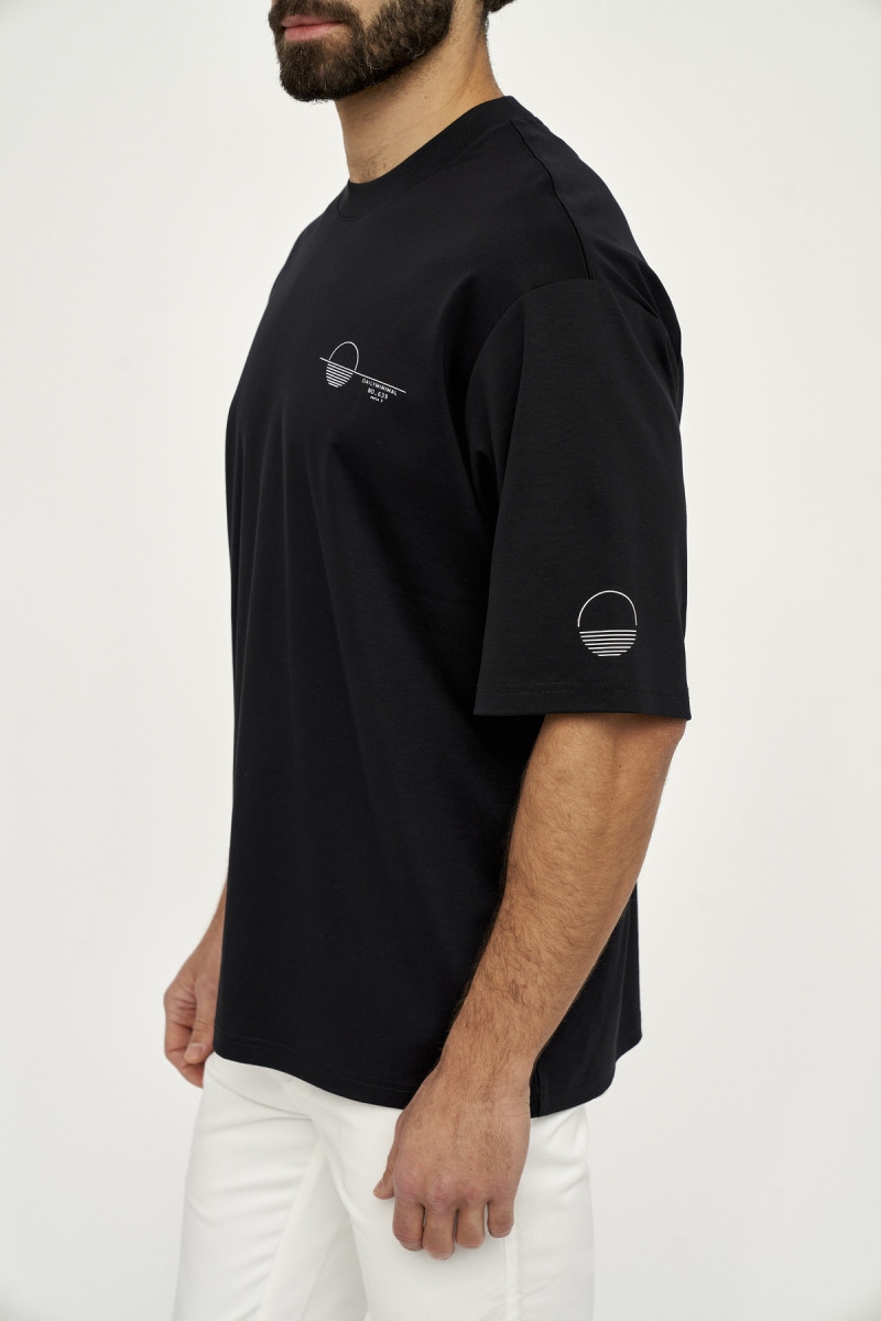 czarna koszulka villaro męska tył nadruk geometryczny