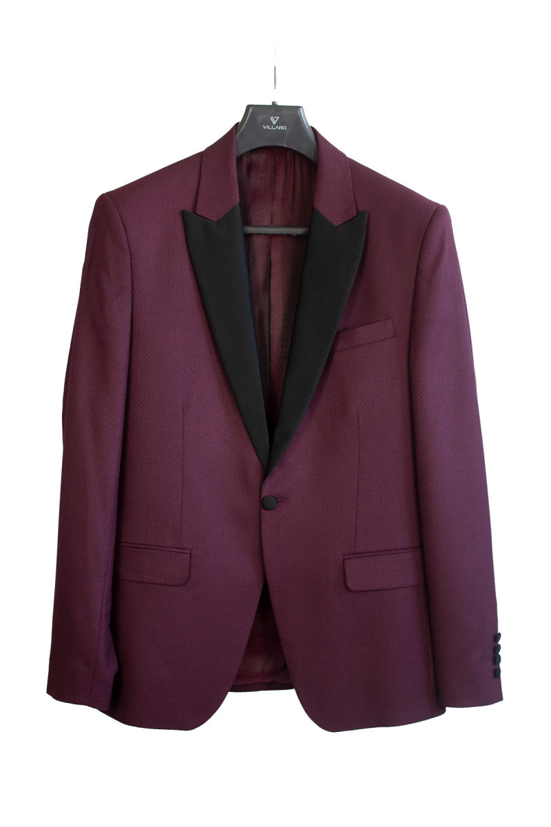 Bordowy smoking męski Villaro z czarnymi klapami – przód marynarki