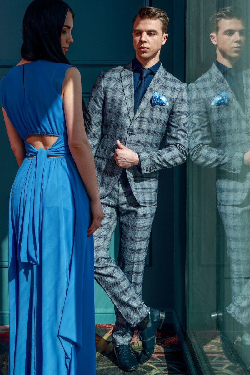 szary garnitur slim fit na elegancką okazję w Polsce