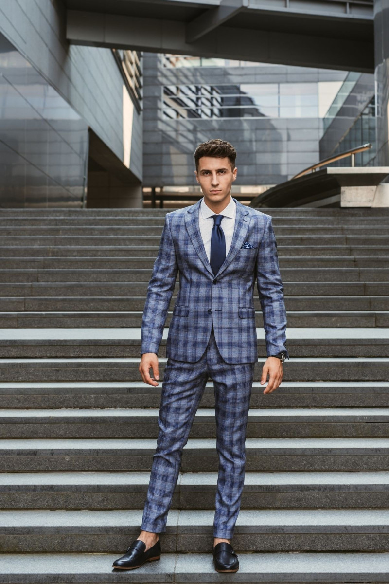 szary garnitur męski w kratę VILLARO Slim Fit przód