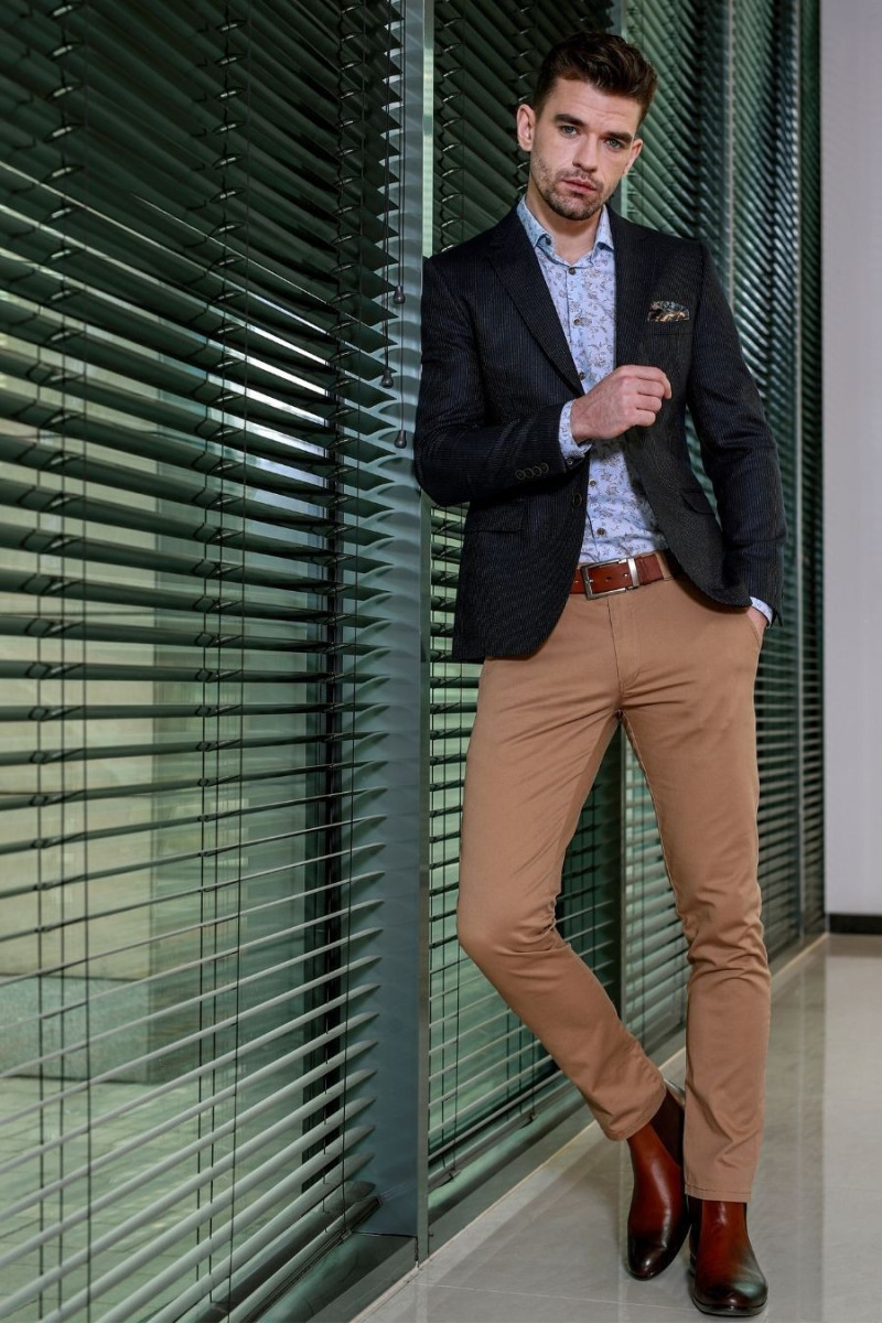 elegancka stylizacja biznesowa z marynarką tenis