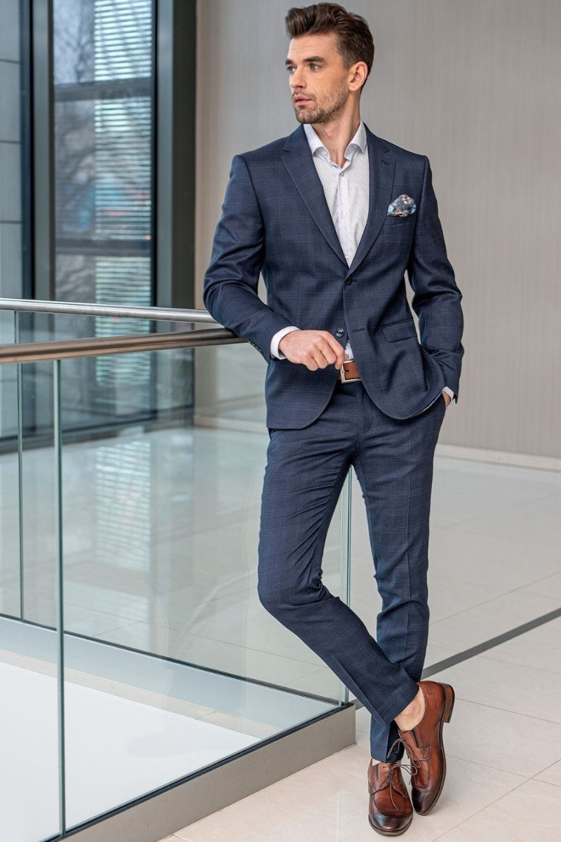 granatowy garnitur męski w kratę stylizacja biznesowa