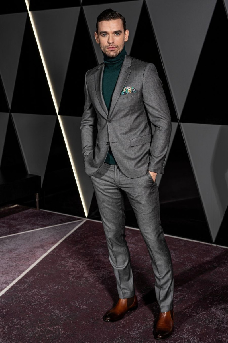 szary garnitur męski w kratę stylizacja biznesowa