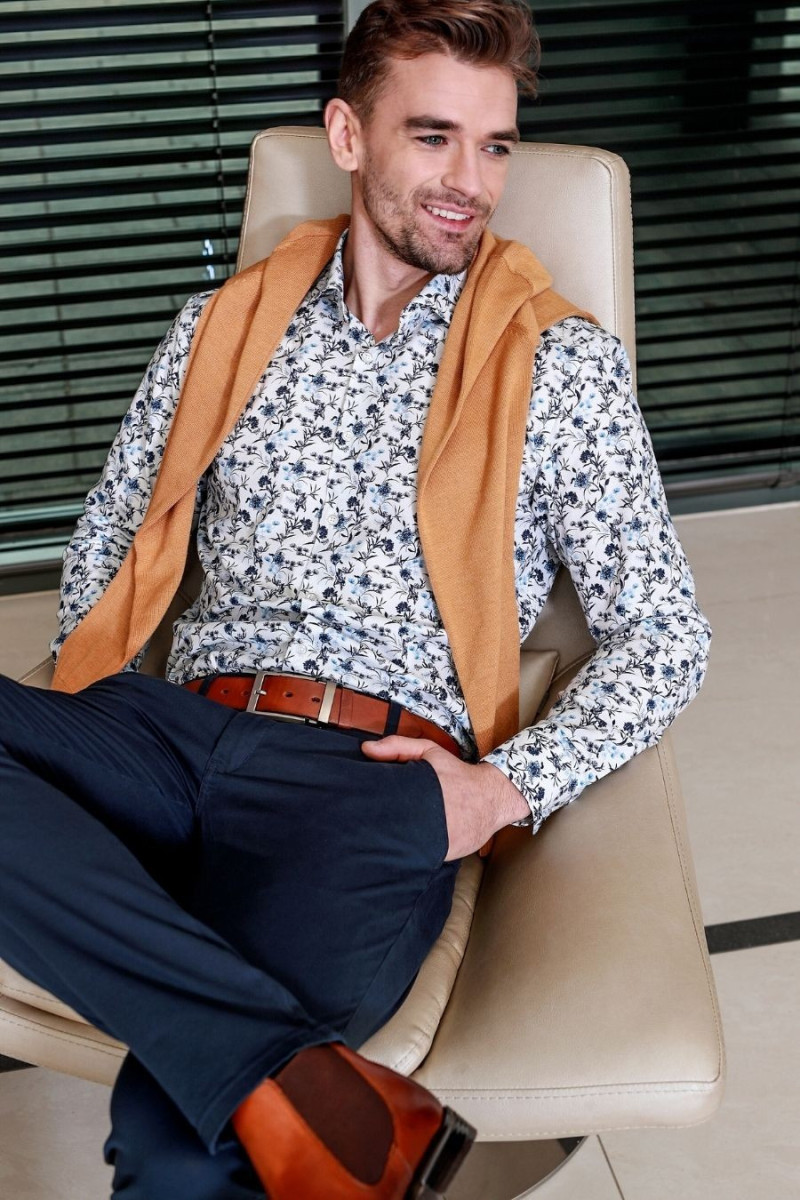 Biała koszula męska w niebieskie kwiaty | Villaro