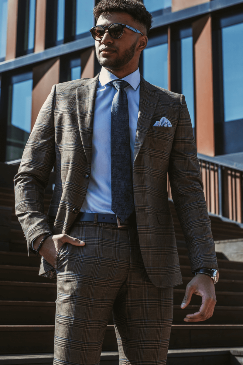 brązowy garnitur męski w kratę