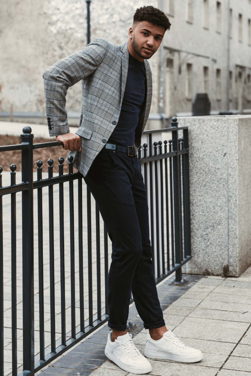 elegancka stylizacja z szarą marynarką i ciemnymi chinosami