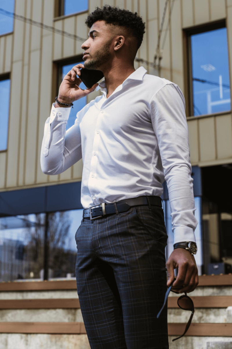 spodnie męskie w kratę stylizacja z białą koszulą