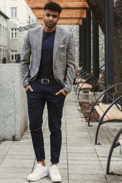 stylizacja granatowe chinosy męskie z szarą marynarką