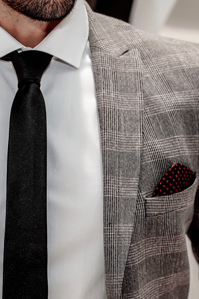 szary garnitur slim fit detal