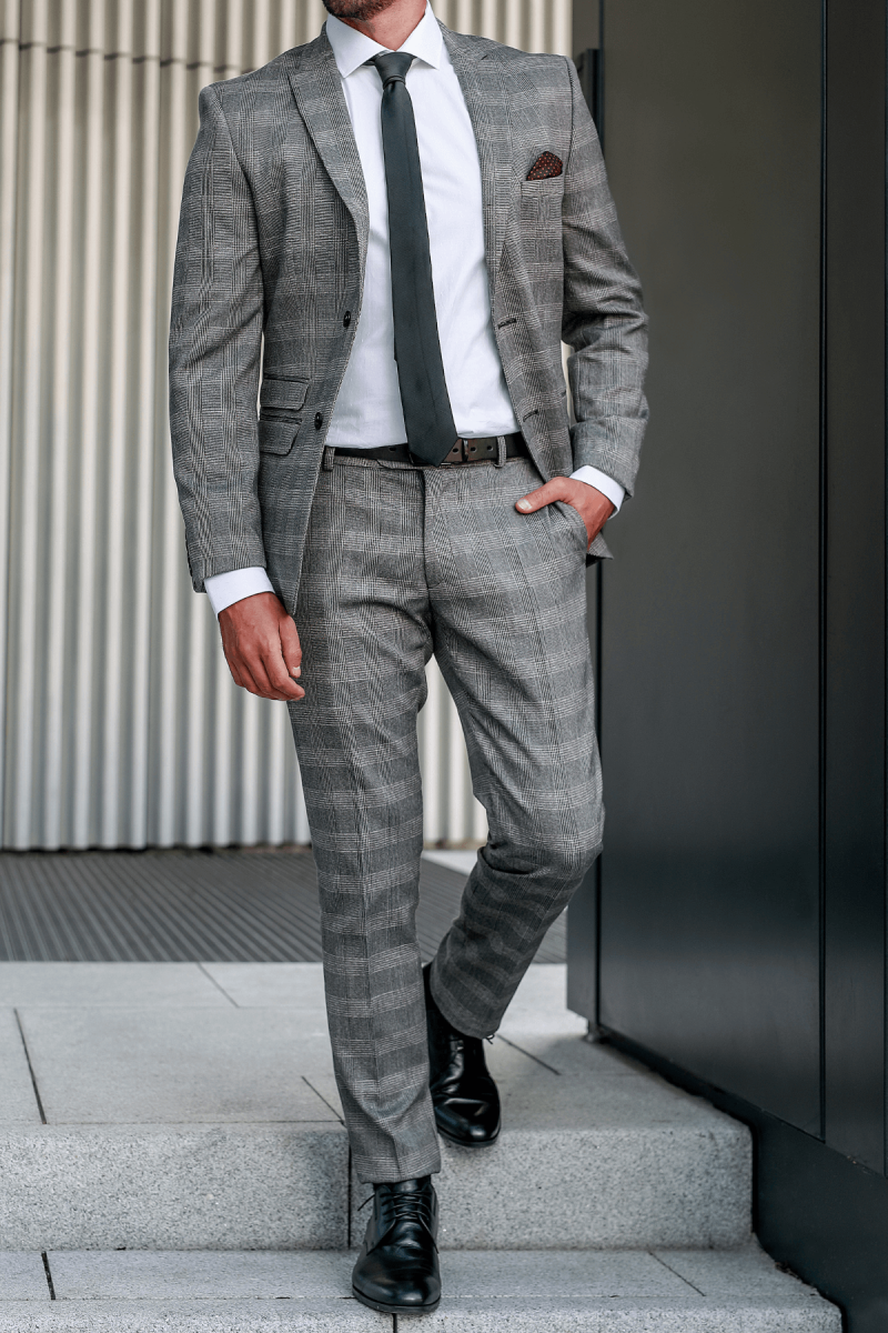 garnitur męski szary w kratę cała sylwetka